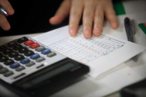 一人会社の名目的取締役に対し、商法旧266条1項5号に基づいてなされた損害賠償請求が、信義則に反し許されないとされたケース
