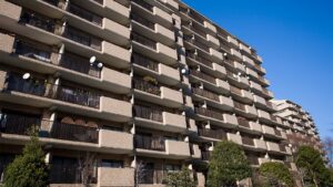 代表取締役らによる詐欺的なマンション経営契約勧誘を看過した非常勤取締役の監視義務違反が認められたケース