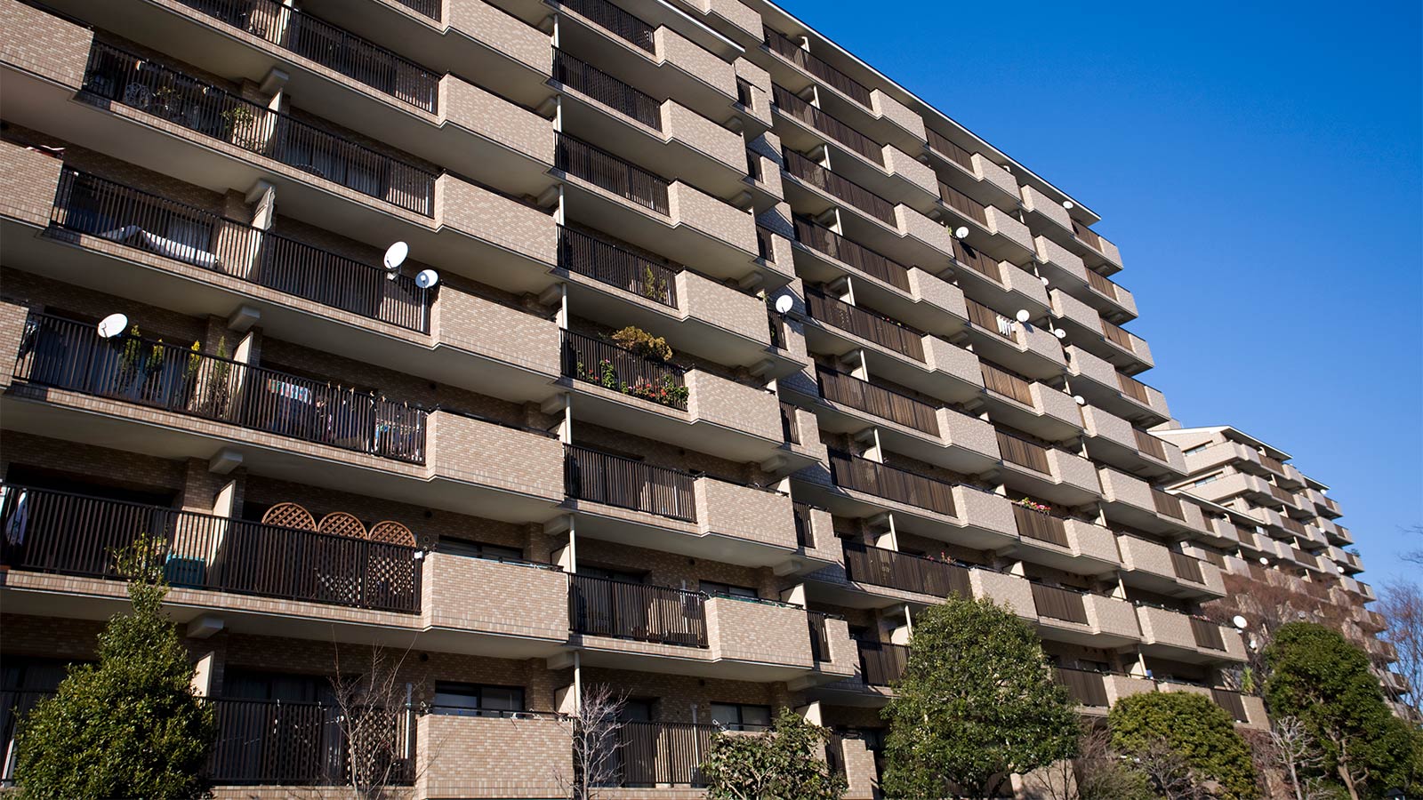 代表取締役らによる詐欺的なマンション経営契約勧誘を看過した非常勤取締役の監視義務違反が認められたケース